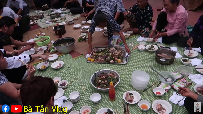 Nấu xong bà Tân mang cho mọi người cùng thưởng thức.