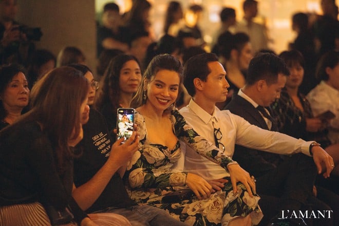 Hồ Ngọc Hà và bạn trai Kim Lý tay trong tay tham dự Wedding Showroom L'Amant của người bạn thân tại thủ đô Hà Nội.