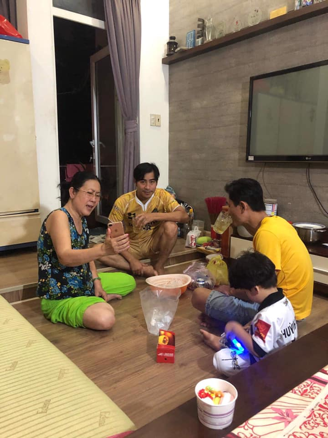 Để chứng minh mối quan hệ giữa mình với gia đình vợ cũ vẫn tốt đẹp, Thanh Bình đã đăng tải hình ảnh cùng con trai về thăm bà ngoại.