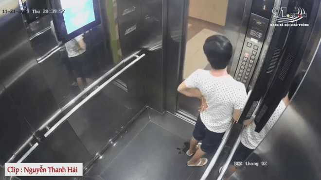 Người đàn ông vội vã nhấn nút đóng cửa thang máy.