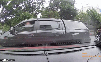 Hành động của tài xế xe bán tải gây bức xúc. Hình ảnh cắt từ clip.