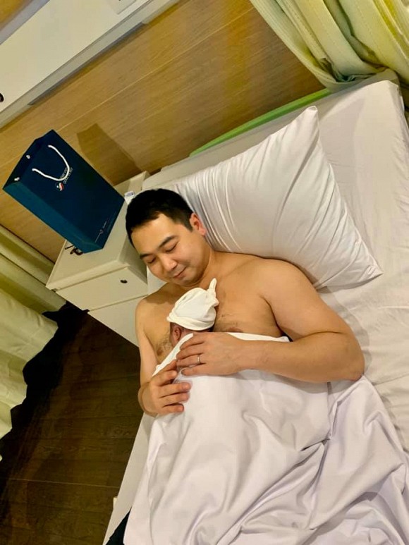 Đầu giờ chiều ngày 23/11 mới đây, trên trang cá nhân của ông xã Lan Khuê - doanh nhân John Tuấn Nguyễn đã gửi thông báo xác nhận nàng siêu mẫu hạ sinh quý tử đầu lòng tại một bệnh viện quốc tế tại TP.HCM.