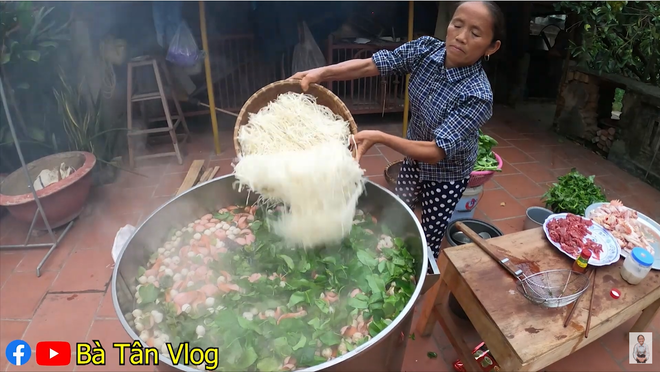 Các nguyên liệu được bà Tân cho vào cùng một lúc.