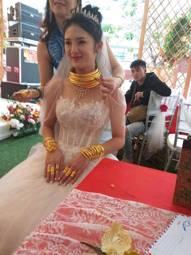 Cô dâu đeo vàng trĩu cổ, kín tay.