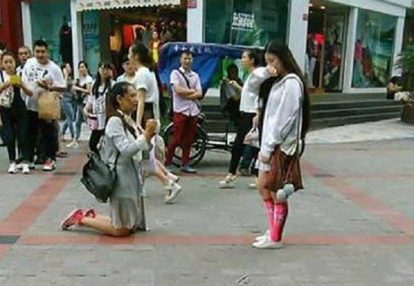 Cô gái cầu hôn người yêu giữa đường phố. (Ảnh: Weibo)