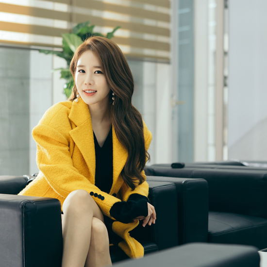 Outfit này Yoo In Na đã diện một chiếc blazer khá sáng màu nhưng bên trong là chiếc váy body màu đen nhìn vô cùng hợp thời mà vẫn giữ được tính chất nơi công sở