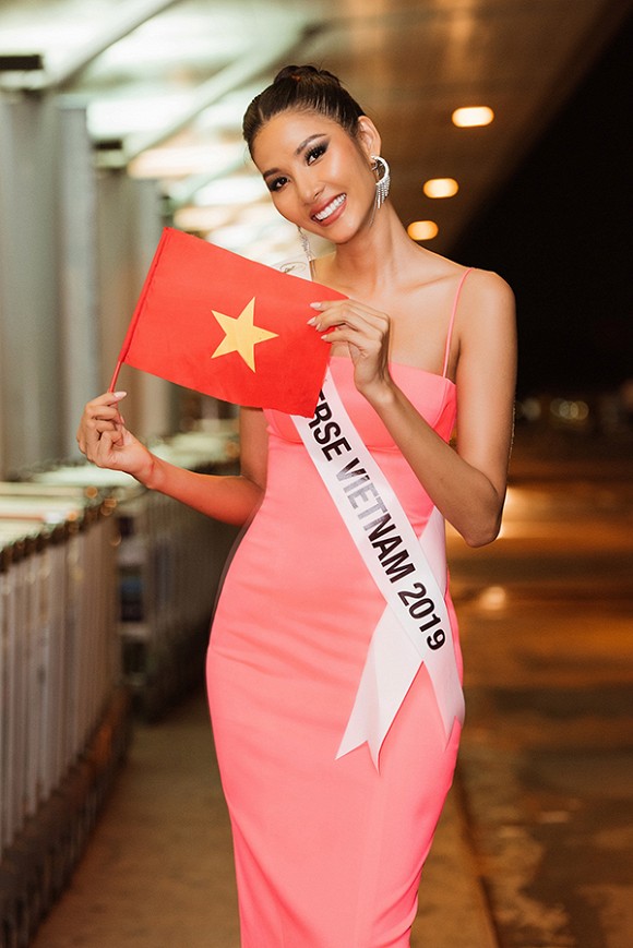 Hoàng Thuỳ đã lên đường qua Mỹ để tham dự Hoa hậu Hoàn vũ 2019.