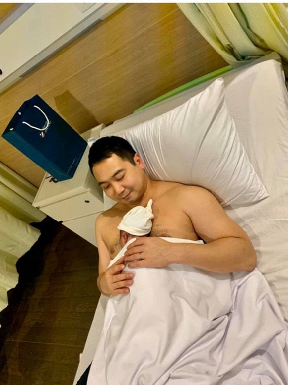 Đầu giờ chiều ngày 23/11, trên trang cá nhân của ông xã Lan Khuê - doanh nhân John Tuấn Nguyễn đã gửi thông báo xác nhận nàng siêu mẫu hạ sinh quý tử đầu lòng tại một bệnh viện quốc tế tại TP.HCM.  