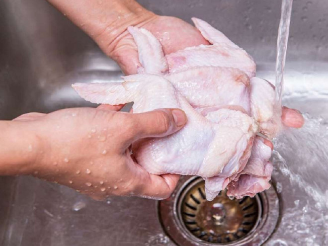 Rửa thịt gà sống bằng nước lạnh là một trong những sai lầm khi chế biến thịt.