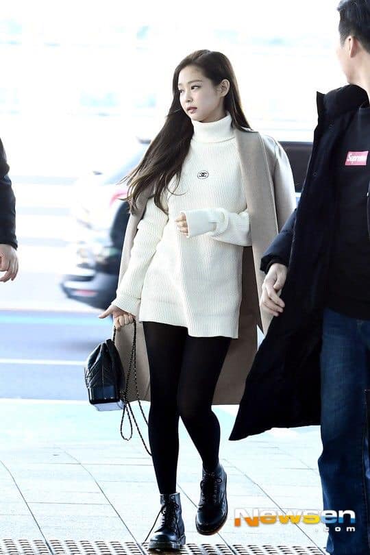 Tiểu thư Jennie Kim với thần thái sang chảnh trong outfit với áo len freesize cổ lọ cùng áo dạ dài màu be