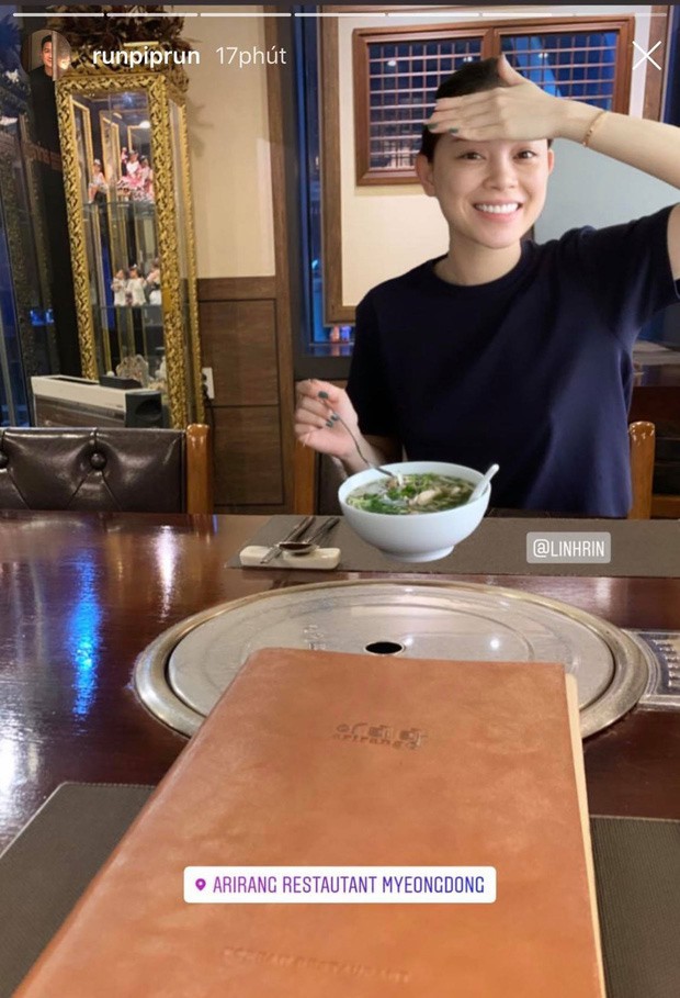 Qua chế độ story của Instagram, Phillip Nguyễn đăng ảnh Linh Rin ngồi ở bàn ăn. Cô mặc áo thun đơn giản và để mặt mộc. Bức ảnh đời thường khiến cư dân mạng chú ý.