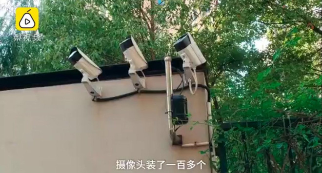 Những chiếc camera được lắp đặt bên ngoài chung cư ở An Huy.