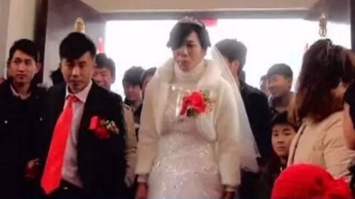 Đám cưới của người đàn ông họ Wang và 'cô vợ'. Ảnh: Shanghaiist