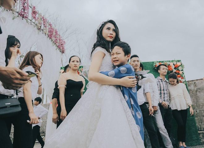 Em trai ôm chị khóc không ngừng trước khi chị về nhà chồng.