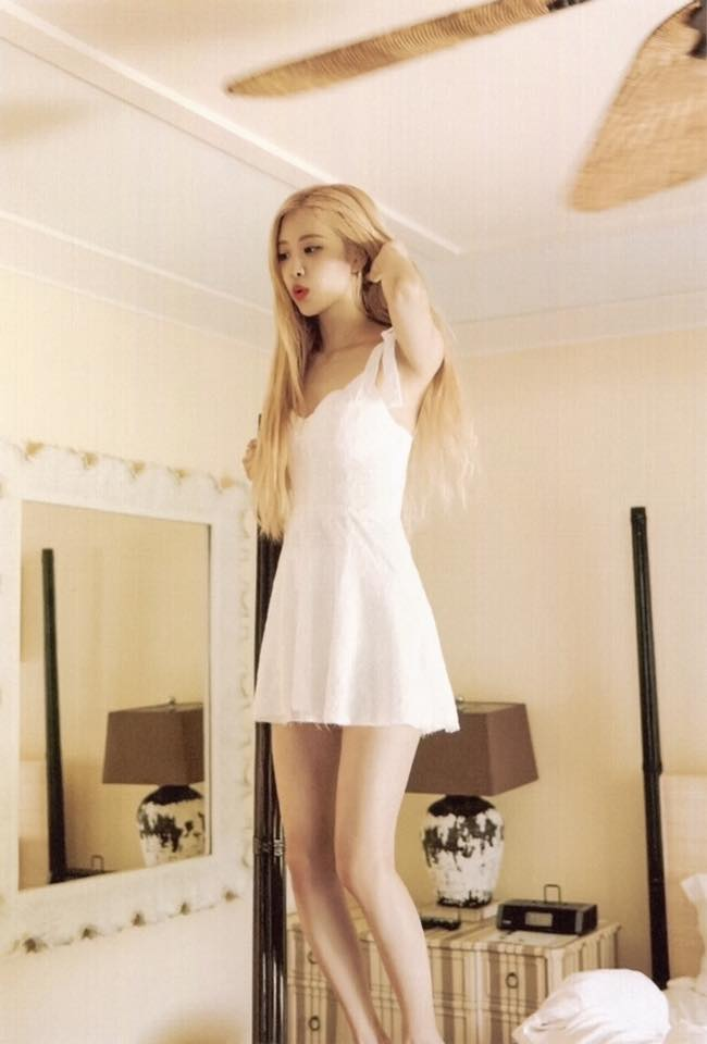 Chiếc váy 2 dây trắng cực đơn giản nhưng lại tô lên vẻ nữ tính ngọt ngào và khoe khéo đôi chân dài của Rosé