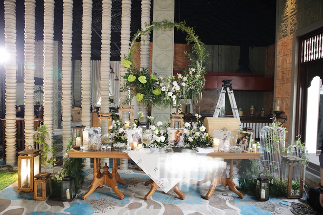 Không gian lễ cưới được trang trí ngập sắc xanh và mọi chi tiết đều bày trí theo phong cách khá đơn giản, cổ điển.