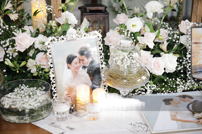 Những khoảnh khắc ngọt ngào nhất của cặp đôi đều được bày trí tại khu vực sảnh tiệc, với ánh nến và hoa lung linh.