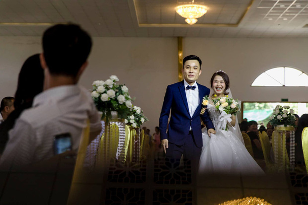 Khánh Hà và chú rể hạnh phúc trong ngày cưới.