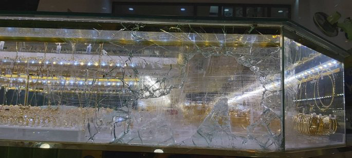 Tủ kính của tiệm vàng bị đập vỡ.