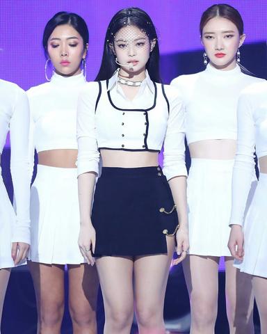 Trang phục sân khấu của Jennie (BlackPink): đơn giản, tôn dáng và cực kỳ  sang chảnh