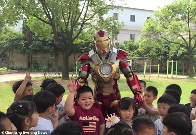 Ông bố hóa thân thành Iron Man đến trường con gái.