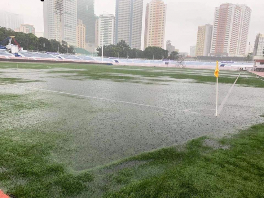Sân vận động Rizal Memorial bị ngập nặng do ảnh hưởng của mưa bão.