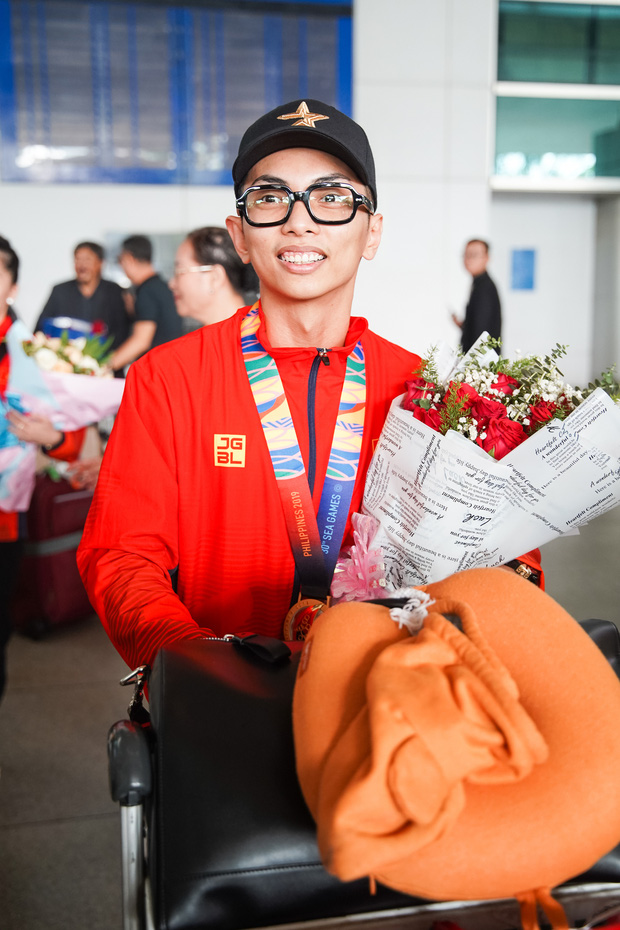 Phan Hiển đeo huy chương vàng cùng bà xã Khánh Thi trở về nước sau chiến thắng thuyết phục tại SEA Games 30.    
