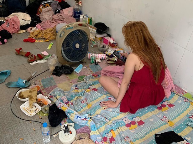 Cô gái trẻ để căn phòng ngập trong rác.