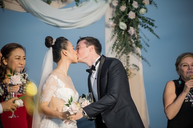 Cặp đôi đã dành cho nhau những nụ hôn ngọt ngào trong tiệc cưới.