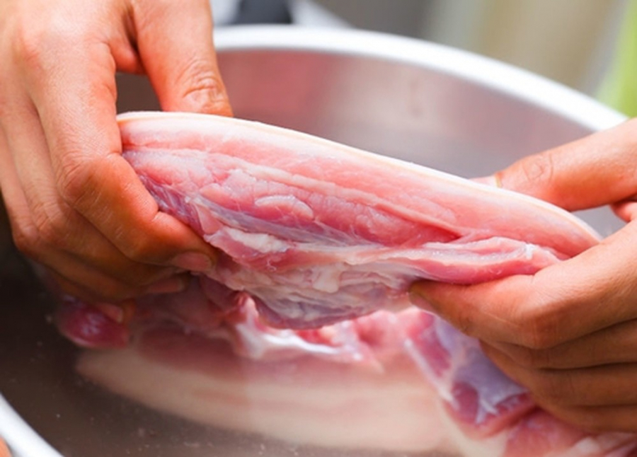 Mẹo loại bỏ độc tố trong thịt là ngâm thịt trong nước muối loãng trước khi chế biến