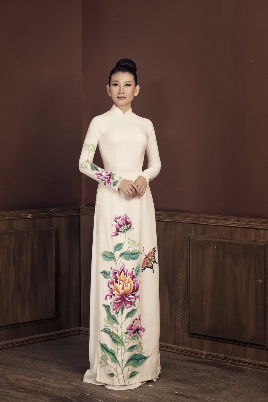 ngoai-40-tuoi-nghe-si-my-uyen-hiem-hoi-chup-bo-anh-ao-dai-tam-su-chuyen-doi-chuyen-nghe-voi-khan-gia-6625ab