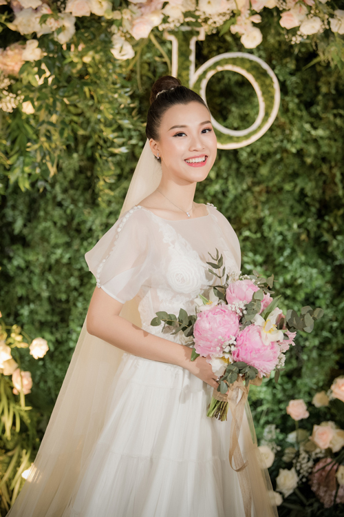 Trên trang cá nhân của mình, Hoàng Oanh đã gửi lời cảm ơn tới người thân, đồng nghiệp đã cùng hỗ trợ cô có một đám cưới hoàn hảo, đẹp như một câu chuyện ngôn tình vừa qua.