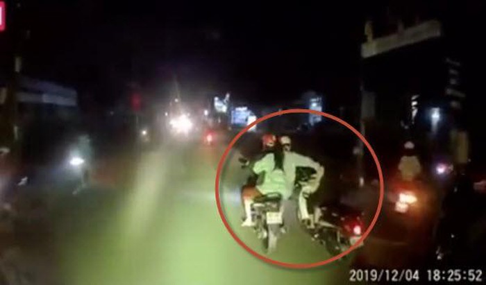 cô gái ngồi sau xe máy giật phăng sợi dây chuyền của người phụ nữ đi bên cạnh. Hình ảnh cắt từ clip.