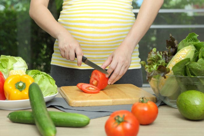Mẹ bầu ăn cà chua ngăn ngừa dị tật thai nhi