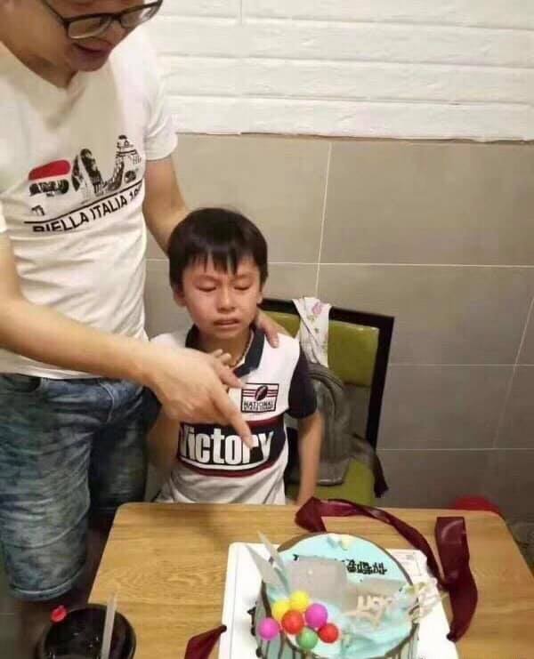 Cậu bé bật khóc khi nhìn thấy chiếc bánh sinh nhật được bố mẹ tặng.