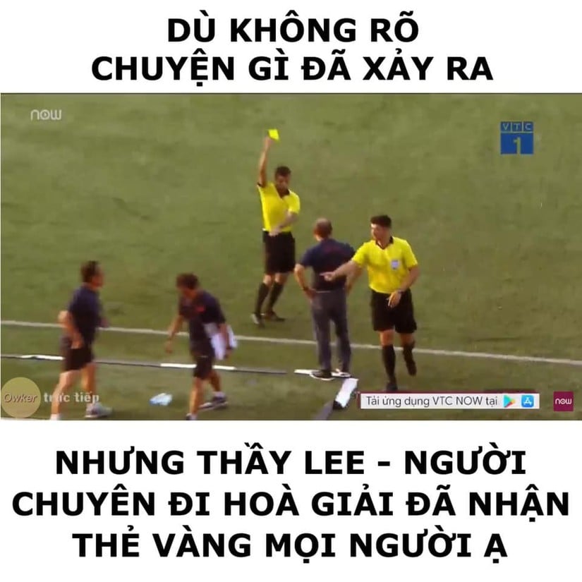 Khoảnh khắc trọng tài giơ thẻ vàng với Trợ lý HLV Lee Young Jin, tổ trưởng tổ hoà giải của BHL tuyển Việt Nam cũng khiến CĐM không nhịn được cười.