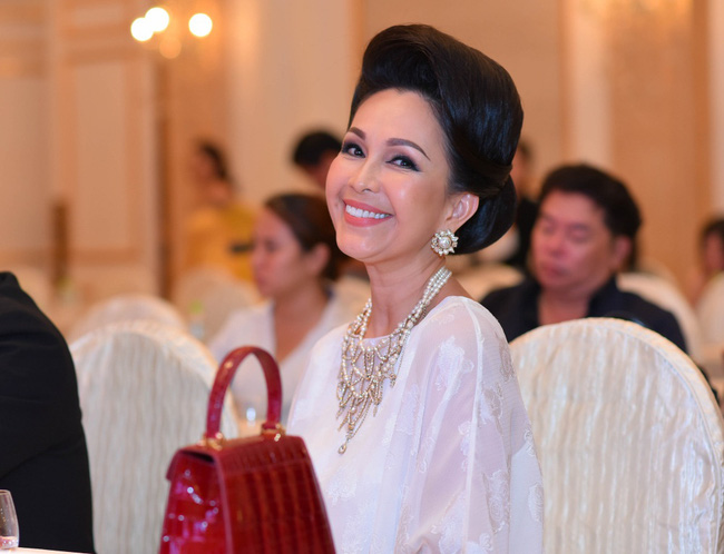 Diễm My vui vẻ cho biết, điều đầu tiên để giữ cho phụ nữ luôn tươi trẻ là hãy giữ cho tâm hồn mình thư thái.