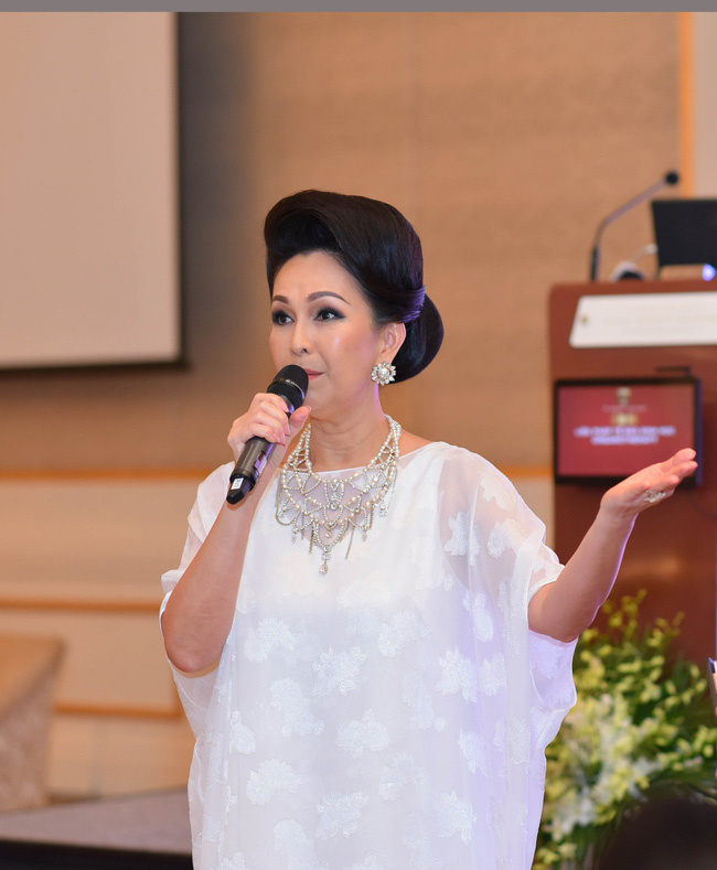“Trong quan niệm của Diễm My, cái đẹp bao gồm rất nhiều yếu tố, trong đó quan trọng nhất là sức khoẻ. Phụ nữ nên nhớ rằng gia đình là số một nhưng nếu không có sức khỏe thì làm sao có thể chăm sóc được gia đình”, Diễm My 6X chia sẻ.