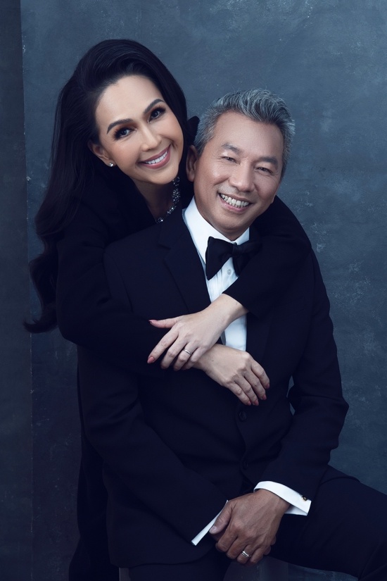 Cuộc hôn nhân trải qua hơn hai thập kỷ của Diễm My và doanh nhân Hà Tôn Đức khiến nhiều người ngưỡng mộ, cả hai vẫn luôn mặn nồng như lúc mới yêu.
