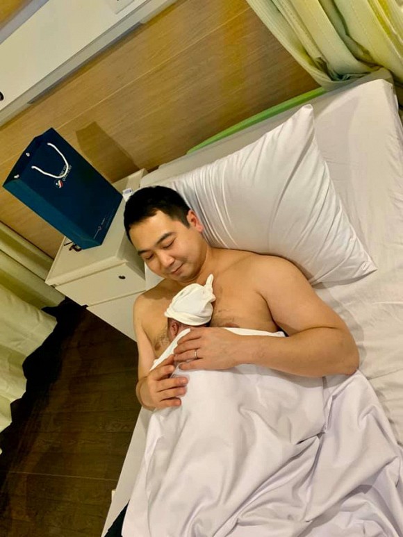 Đầu giờ chiều ngày 23/11, trên trang cá nhân của ông xã Lan Khuê - doanh nhân John Tuấn Nguyễn đã gửi thông báo xác nhận nàng siêu mẫu hạ sinh quý tử đầu lòng tại một bệnh viện quốc tế tại TP.HCM.  