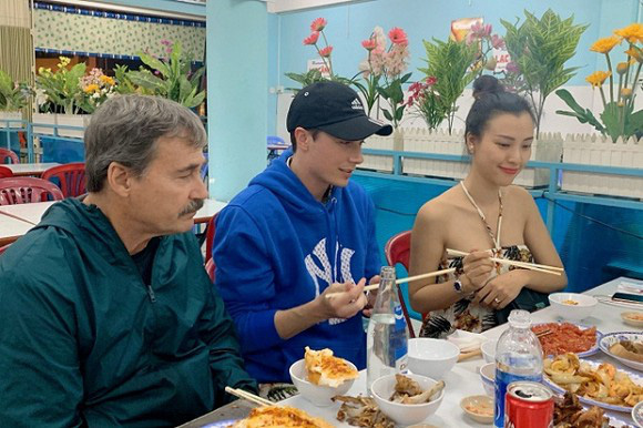 Sau hôn lễ, vợ chồng Hoàng Oanh cùng bố mẹ của Jack đã có chuyến nghỉ dưỡng ở Nha Trang đồng thời kết hợp với lịch trình than dự chung kết Hoa hậu Hoàn vũ Việt Nam.