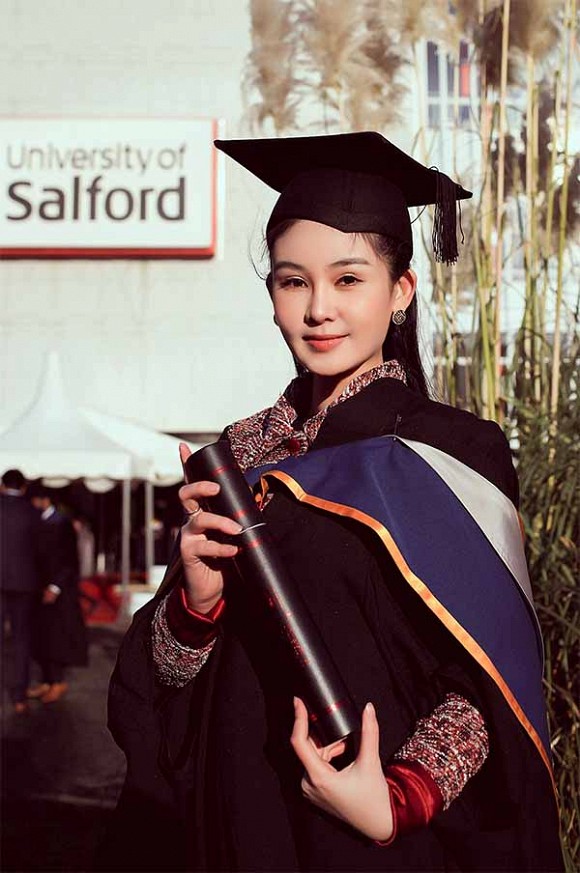 Ngân Anh hạnh phúc khoe, cô tốt nghiệp với xếp loại Merit là bằng ưu tú theo hệ thống chấm điểm của các trường ĐH Salford University (ở Manchester, Anh).