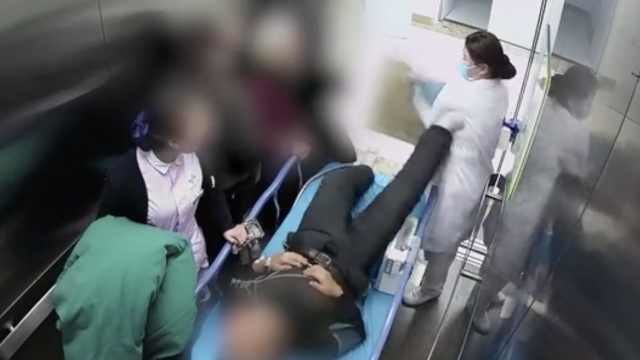 Nữ y tá bị bệnh nhân đạp chân vào người. Hình ảnh cắt từ clip.