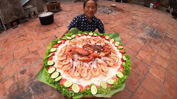 Bà Tân làm món cơm hải sản 