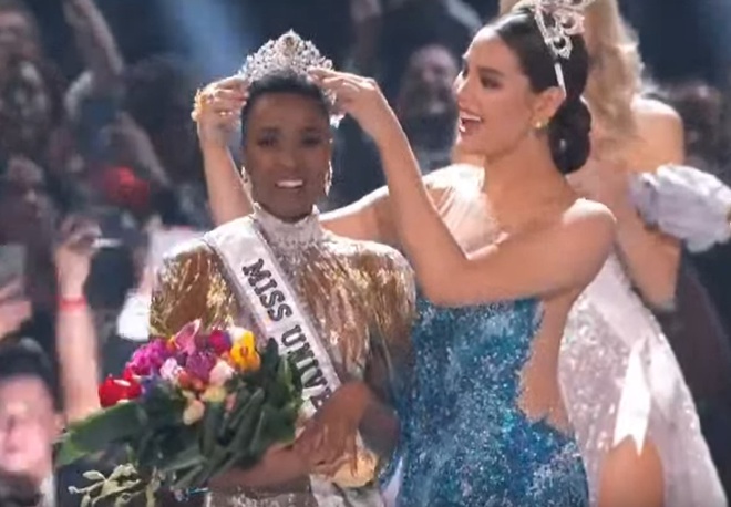 Tân Hoa hậu Hoàn vũ 2019 nhận vương miện từ Catriona Gray trong sự xúc động, vỡ òa hạnh phúc. 