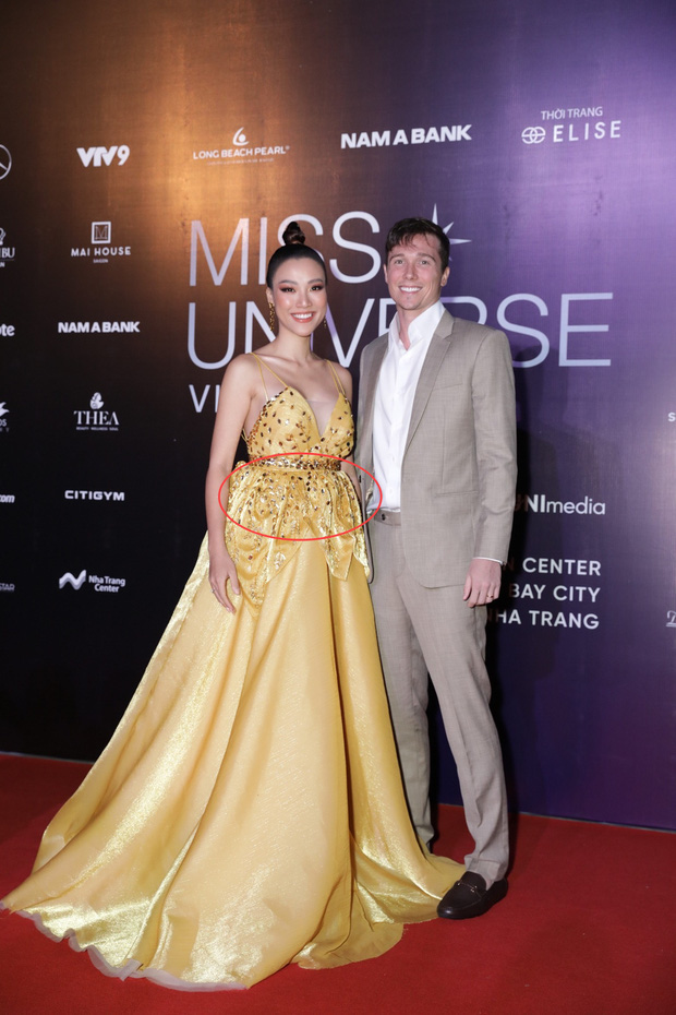 Hoàng Oanh lộ rõ bụng to và thân hình phát tướng khi xuất hiện cùng chồng Tây trong đêm chung kết Hoa hậu Hoàn vũ Việt Nam 2019.