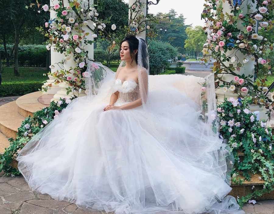 Hình ảnh xúng xinh váy cưới được Huyền My đăng tải.