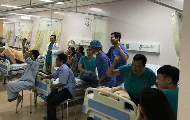 Hình ảnh y bác sĩ cùng bệnh nhân ăn mừng chiến thắng của đội tuyển Việt Nam ngay trong bệnh viện.