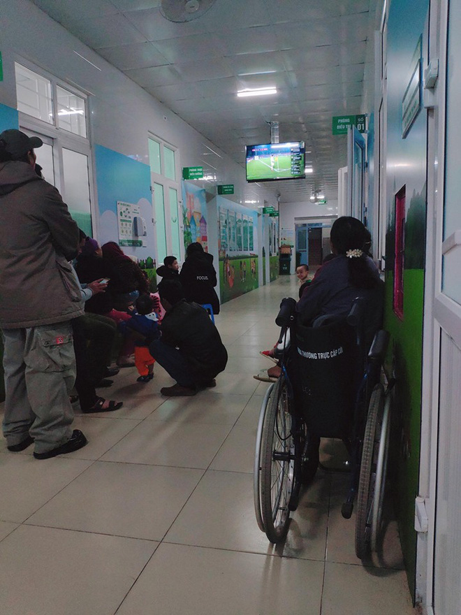 Nhiều người tập trung ở hành lang bệnh viện để xem bóng đá.