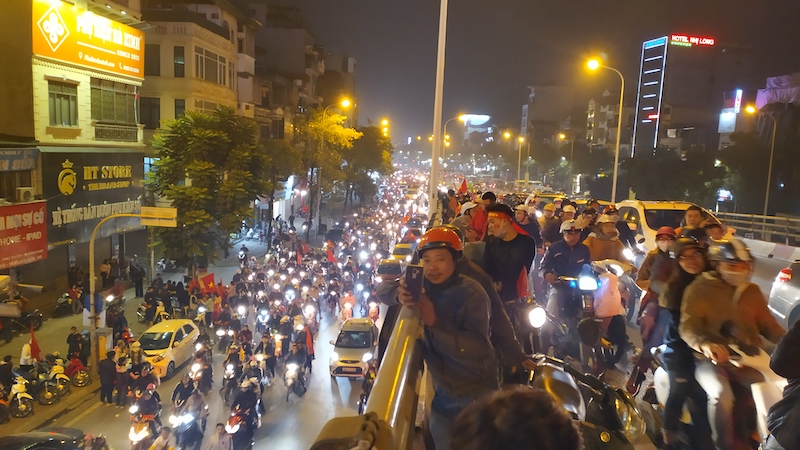 Khu vực cầu vượt Trần Khắc Chân, người hâm mộ dừng trên cầu để ăn mừng. (Ảnh: VOV giao thông)